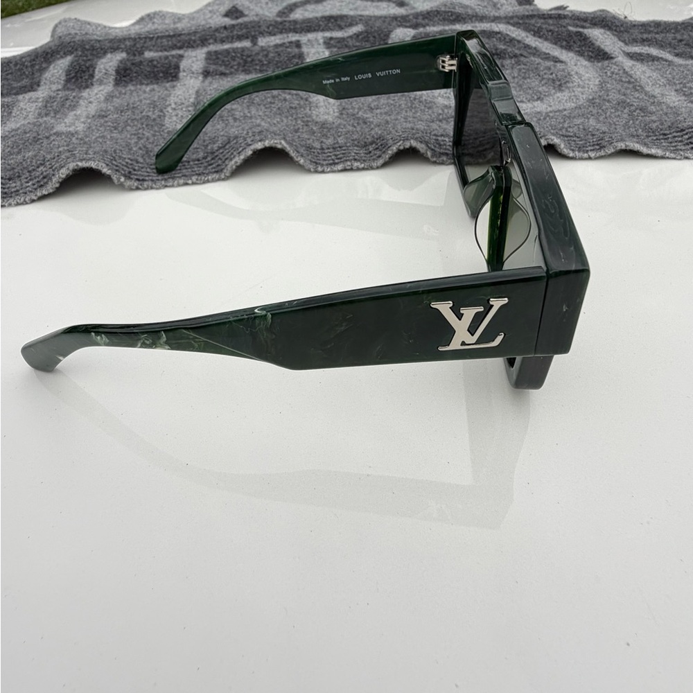 Louis Vuitton Green Sunglasses with Silver Accent - Picture 3 of 8